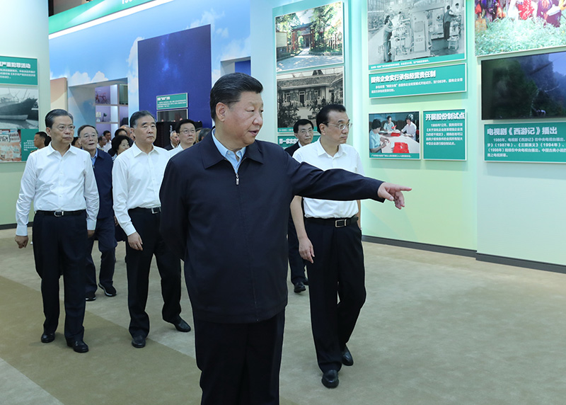9月23日,党和国家领导人习近平、李克强、汪洋、王沪宁、赵乐际、韩正、王岐山等在北京展览馆参观“伟大历程 辉煌成就——庆祝中华人民共和国成立70周年大型成就展”。新华社记者 鞠鹏 摄