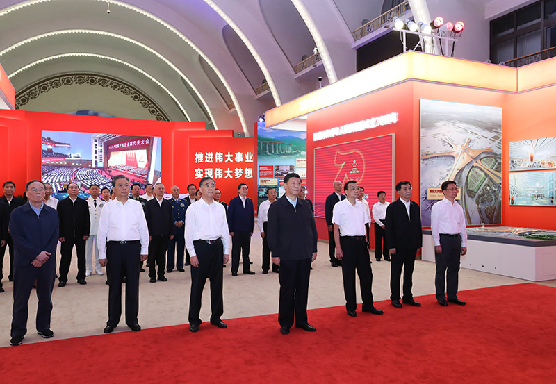 9月23日,党和国家领导人习近平、李克强、汪洋、王沪宁、赵乐际、韩正、王岐山等在北京展览馆参观“伟大历程 辉煌成就——庆祝中华人民共和国成立70周年大型成就展”。新华社记者 鞠鹏 摄