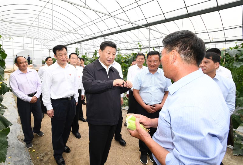 5月20日至22日,中共中央总书记、国家主席、中央军委主席习近平在江西考察,主持召开推动中部地区崛起工作座谈会并发表重要讲话。这是习近平在赣州市于都县梓山富硒蔬菜产业园考察调研。