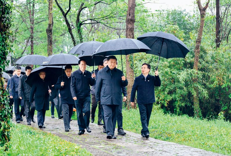 2020年3月29日至4月1日,中共中央总书记、国家主席、中央军委主席习近平在浙江考察。这是3月31日,习近平在杭州西溪国家湿地公园察看湿地保护利用情况。 新华社记者 燕雁/摄