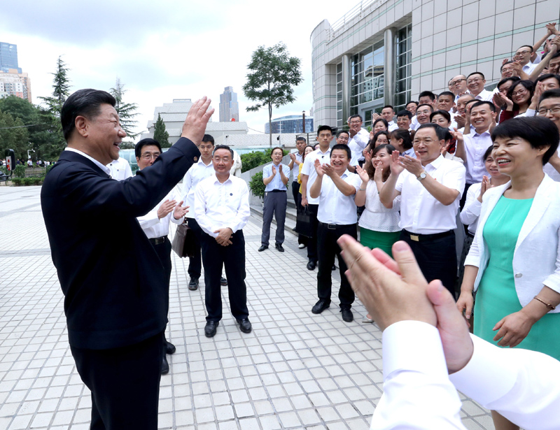 8月19日至22日，中共中央总书记、国家主席、中央军委主席习近平在甘肃考察。这是21日下午，习近平在读者出版集团有限公司同工作人员亲切交谈。