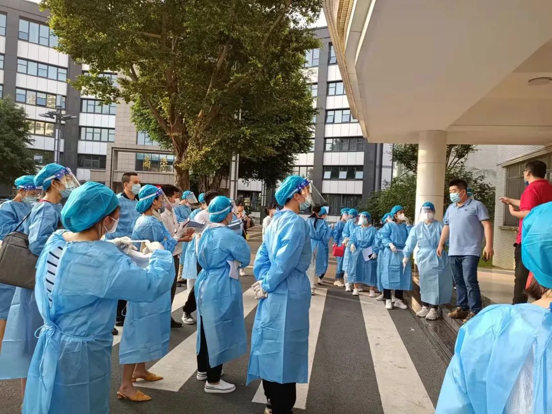 教职工人员携手成为“送餐团队” leyu乐鱼中国体育官网供图.jpg