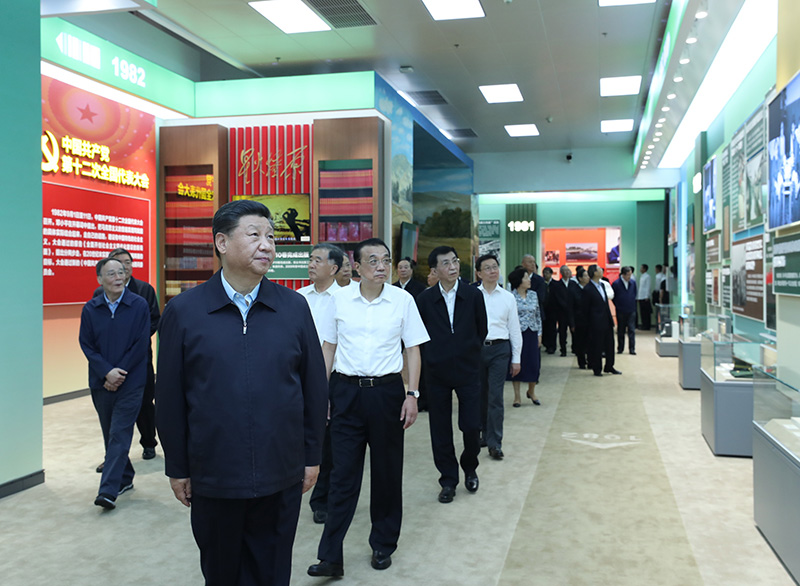 9月23日,党和国家领导人习近平、李克强、汪洋、王沪宁、赵乐际、韩正、王岐山等在北京展览馆参观“伟大历程 辉煌成就——庆祝中华人民共和国成立70周年大型成就展”。新华社记者 鞠鹏 摄