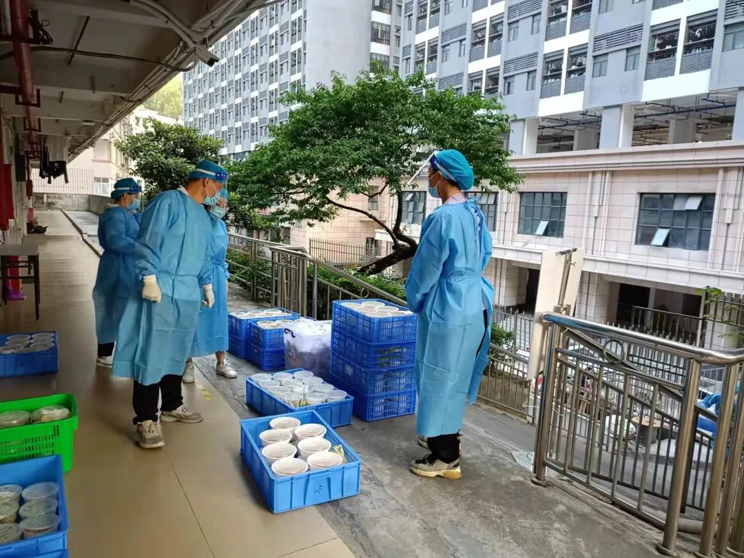 教职工送餐 leyu乐鱼中国体育官网供图.jpg