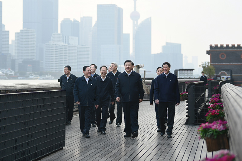 11月2日至3日,中共中央总书记、国家主席、中央军委主席习近平在上海考察。这是2日下午,习近平在杨浦区滨江公共空间杨树浦水厂滨江段,沿滨江栈桥步行察看黄浦江两岸风貌。新华社记者 谢环驰 摄