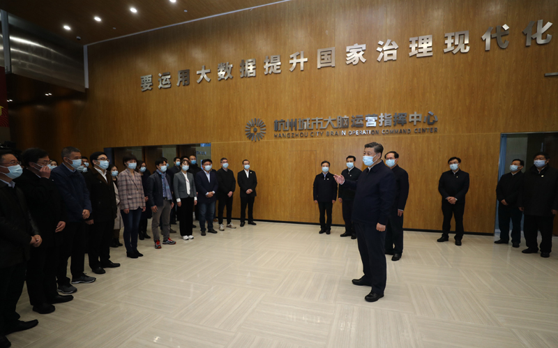 3月29日至4月1日,中共中央总书记、国家主席、中央军委主席习近平在浙江考察。这是3月31日,习近平在杭州城市大脑运营指挥中心考察调研,了解杭州利用大数据、云计算、区块链、人工智能等前沿技术推进城市治理现代化情况。