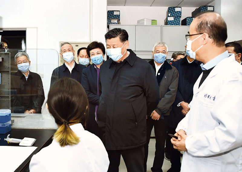 2020年3月2日,中共中央总书记、国家主席、中央军委主席习近平在北京考察新冠肺炎防控科研攻关工作。这是习近平在清华大学医学院全球健康与传染病研究中心同科研人员交谈。