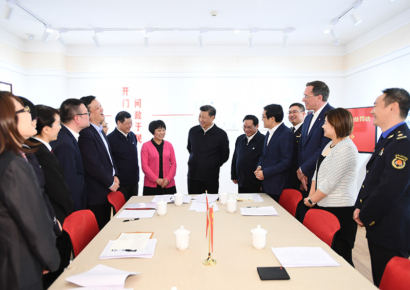 11月2日至3日,中共中央总书记、国家主席、中央军委主席习近平在上海考察。这是2日下午,习近平在长宁区虹桥街道古北市民中心,同正在参加立法意见征询的社区居民代表亲切交流。新华社记者 谢环驰 摄