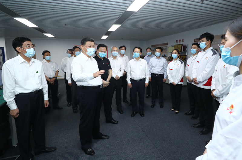 7月22日至24日,中共中央总书记、国家主席、中央军委主席习近平在吉林省考察。这是7月23日下午,习近平在长春一汽集团研发总院整车硬件测试实验室,同刚毕业的大学生亲切交流。新华社记者 鞠鹏 摄