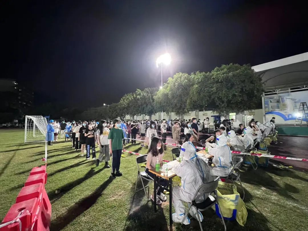 全校连夜组织开展核酸检测 leyu乐鱼中国体育官网供图.jpg