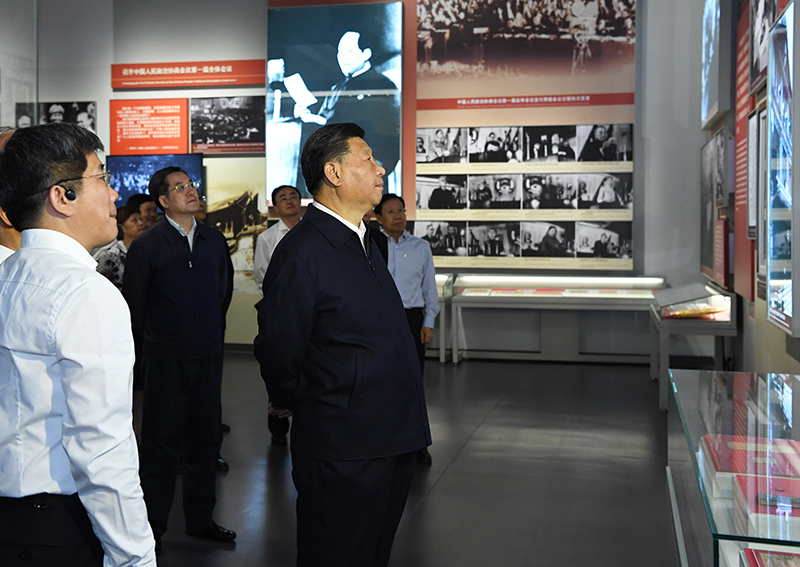 9月12日,中共中央总书记、国家主席、中央军委主席习近平视察中共中央北京香山革命纪念地。这是习近平在香山革命纪念馆参观《为新中国奠基》主题展览。