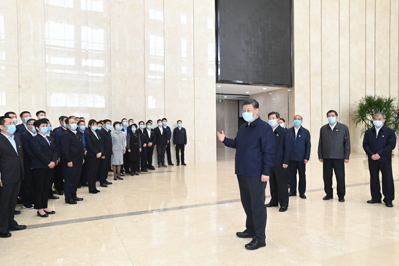 5月11日至12日,中共中央总书记、国家主席、中央军委主席习近平在山西考察。这是5月12日上午,习近平在山西转型综合改革示范区政务服务中心考察时,同工作人员亲切交流。新华社记者 李学仁 摄