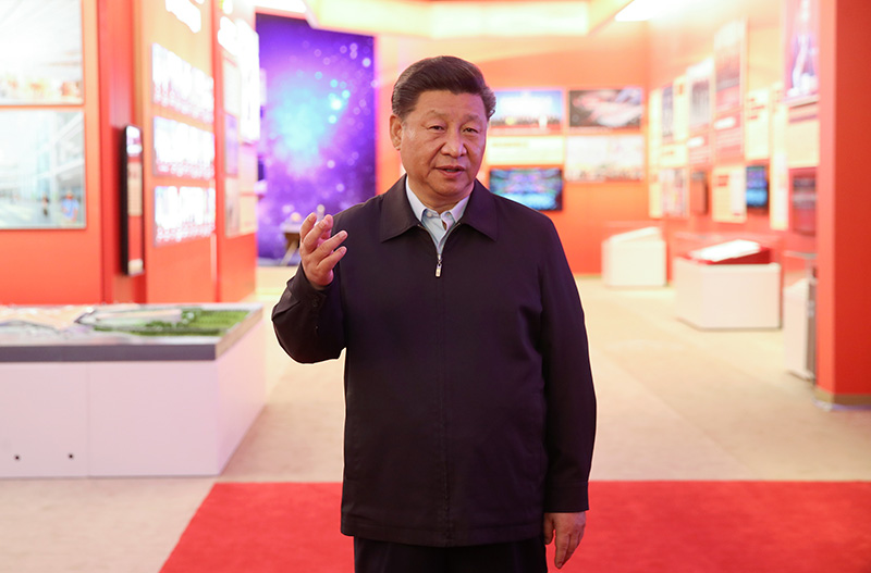 9月23日,党和国家领导人习近平、李克强、汪洋、王沪宁、赵乐际、韩正、王岐山等在北京展览馆参观“伟大历程 辉煌成就——庆祝中华人民共和国成立70周年大型成就展”。这是中共中央总书记、国家主席、中央军委主席习近平在展览上讲话。新华社发(盛佳鹏 摄)
